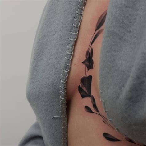 Idées tattoo entre seins